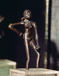 Nuoren tanssijattaren hahmo Mohenjo-Darosta, Induslaaksosta, Pakistanista, 3000-1500 eaa.